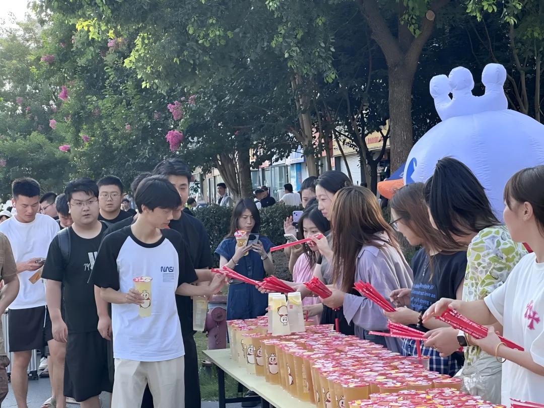 沁爽一夏·關(guān)愛(ài)同行 | 千杯冰飲送清涼，致敬高溫下的堅(jiān)守